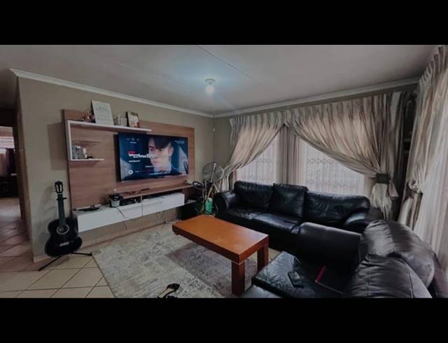3 BEDROOM HOUSE FOR SALE IN THE ORCHARDS